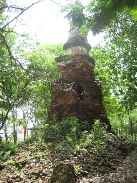 Chedi in ruin
