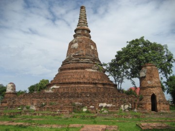 The principal chedi from the east