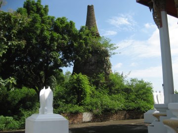The old chedi behind the ordination hall