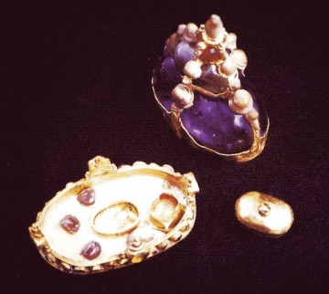 The tiny golden casket with lid