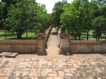 Eastern walkway towards the monastery
